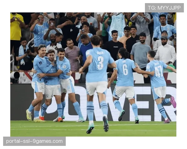 皇马基金会慈善赛在伯纳乌举行，众多名宿回归参赛