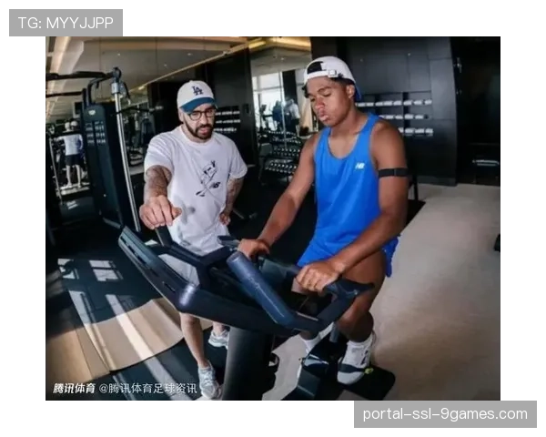 替补席上的凝视：恩德里克等待上场机会的专注神情